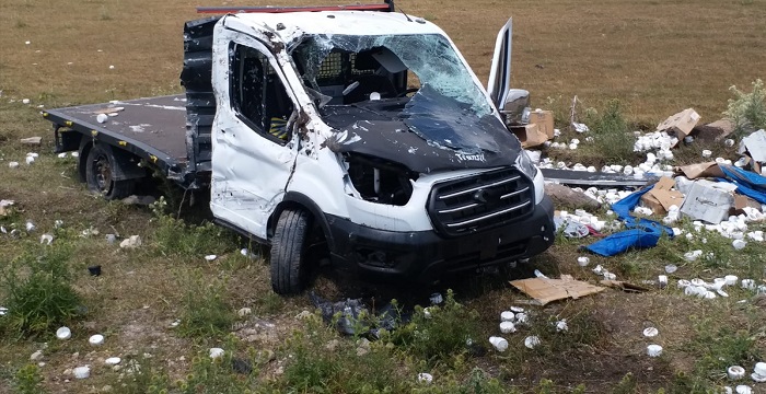 Kozmetik ürünler yüklü kamyonet devrildi: 3 yaralı