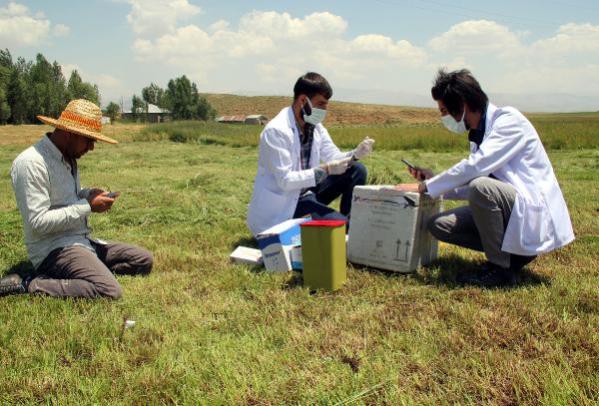 Yüksekova'da Köy muhtarından Türkçe ve Kürtçe anonsla aşı çağrısı
