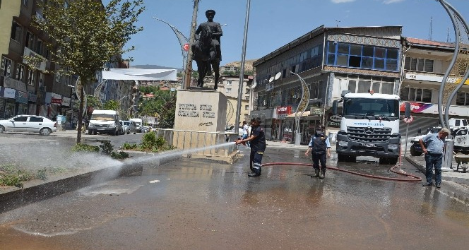 Hakkari caddeleri tazyikli suyla yıkandı
