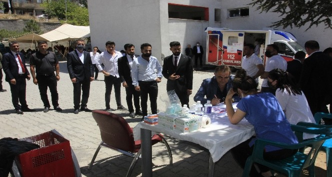 Önce aşı oldular, sonra halay çektiler