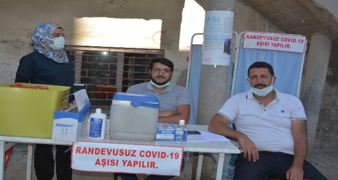 Mahallelerde stant açıp aşı yaptılar