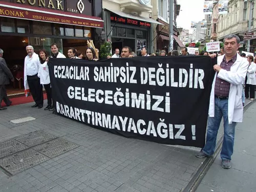 Eczacılık fakültesi öğrencilerinden CİMER’e şikayet kampanyası