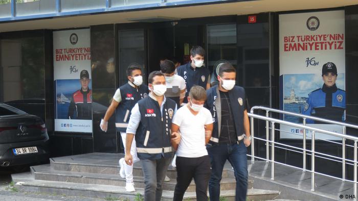 Kilise duvarında dans: Üç kişi serbest bırakıldı