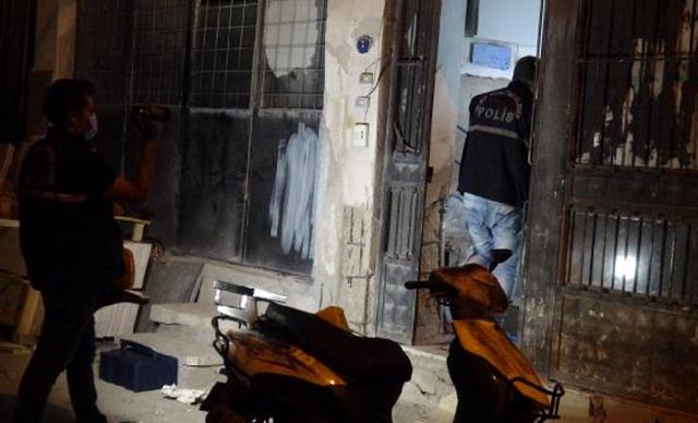 Gece yarısı ev basıp, 2 kişiyi bıçakla yaraladı