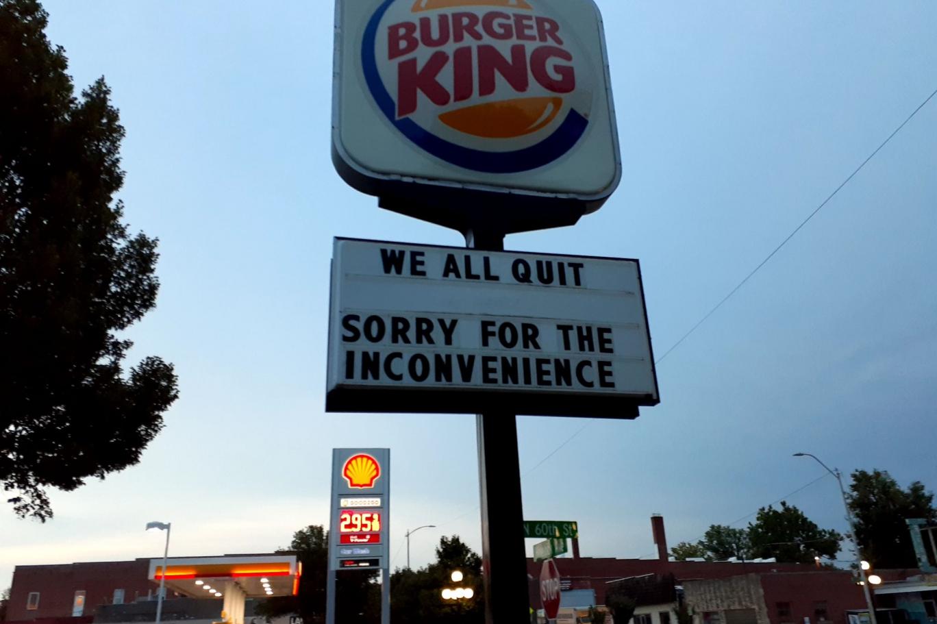 İşçiler tabelaya "Hepimiz istifa ettik. Verdiğimiz rahatsızlıktan dolayı özür dileriz" yazarak işten ayrıldı