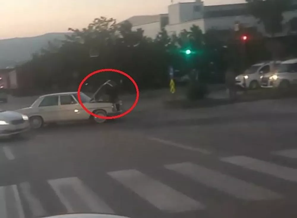 Otomobil seyir halindeyken kaputa oturup tamir yaptı