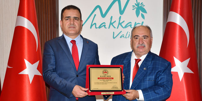 Kamu-Der'den Vali Akbıyık'a plaket