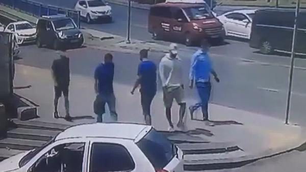 Fatih'te onlarca kişinin içinde gasp girişimi