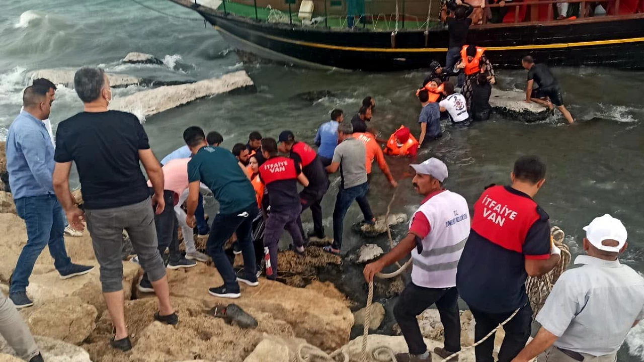 Van Gölü'nde karaya oturan teknedeki yolcular halatlarla kurtarıldı