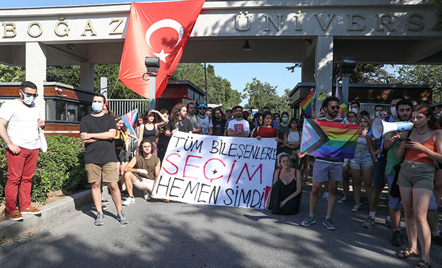 Boğaziçi Üniversitesi önünde öğrencilerden açıklama