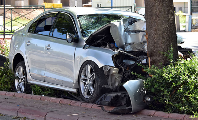 Otomobil ağaca çarptı: 1 ölü, 1 yaralı