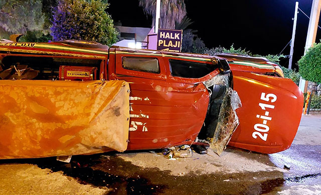 Yangına gitmeye çalışan ekip kaza yaptı