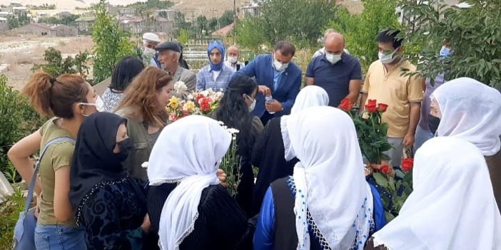 Eğitim-Senli Aksu mezarı başında anıldı