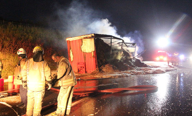 Saman yüklü TIR alev alev yandı