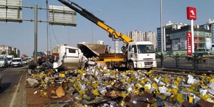 TIR tabela direğine çarptı, yağlar yola saçıldı