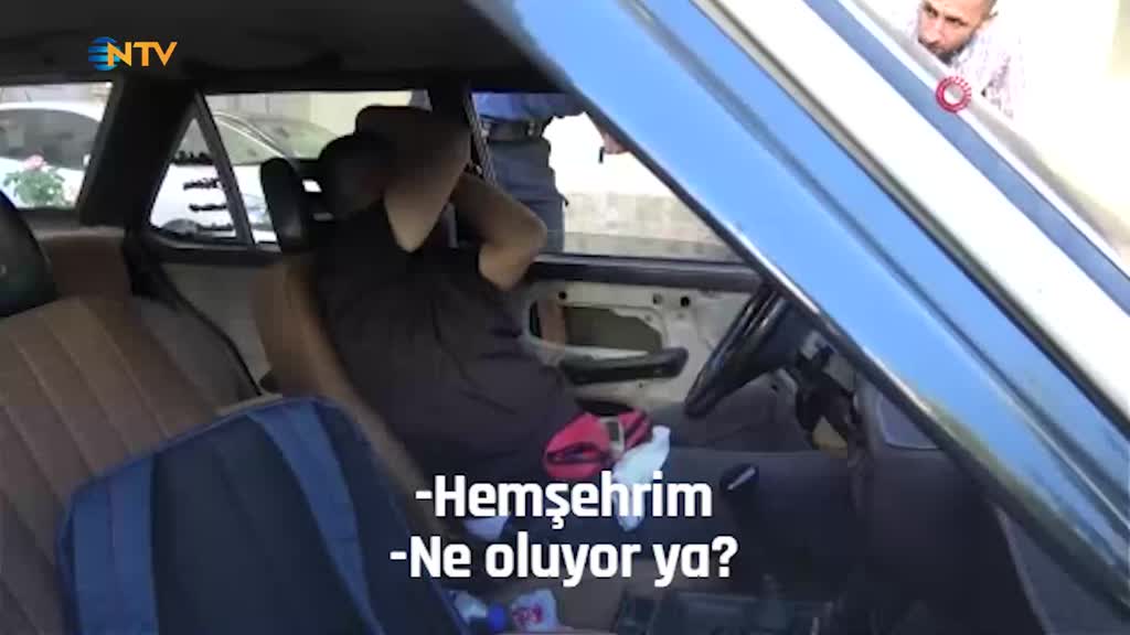 Arabasında tanımadığı birini uyurken buldu