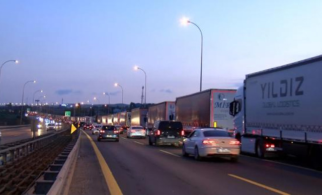 Gümrük yolunda uzun TIR kuyruğu