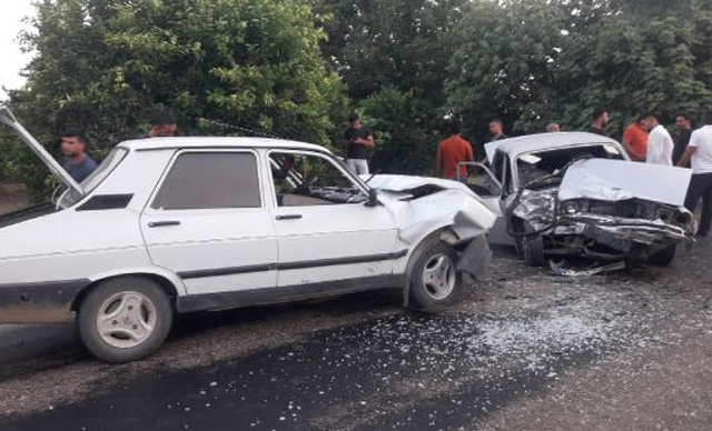 2 otomobil kafa kafaya çarpıştı: 2 yaralı