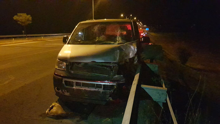 Minibüs aydınlatma direğine çarptı: 8 yaralı