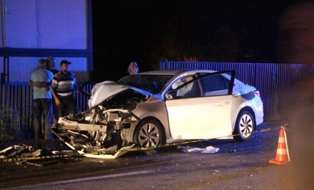 Otomobil, iş makinesine çarptı: 1 ölü, 1 yaralı