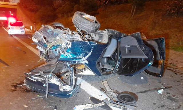 Hurdaya dönen otomobilde bir kişi yaralandı