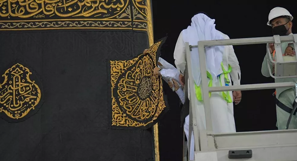 Kabe'nin örtüsü Kisve-i Şerif'i değiştirme çalışmaları başladı