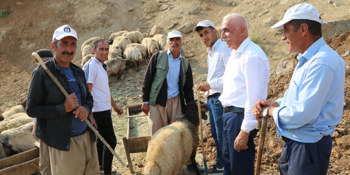 Hakkari'de Bayram Pazarı Kuruldu: Alıcılar da satıcılar da dertli