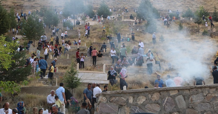 Hakkari'de vatandaşlar mezarlığa akın etti