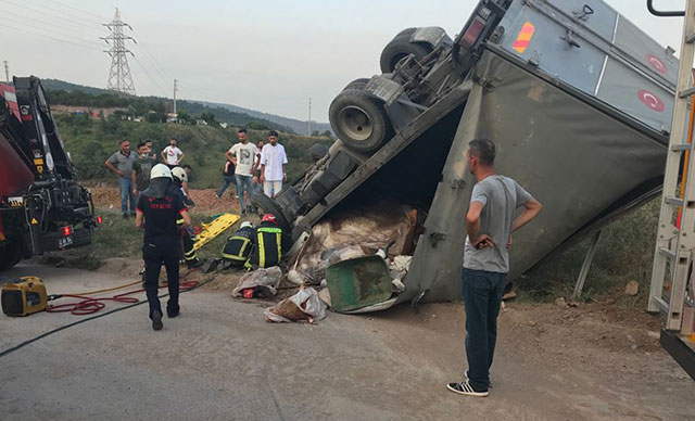 Kurban derisi yüklü kamyon devrildi: 4 yaralı