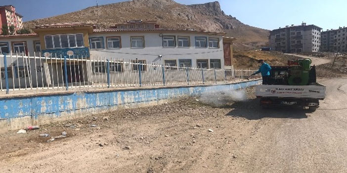 Hakkari belediyesi kurban kesim yerlerini ilaçladı