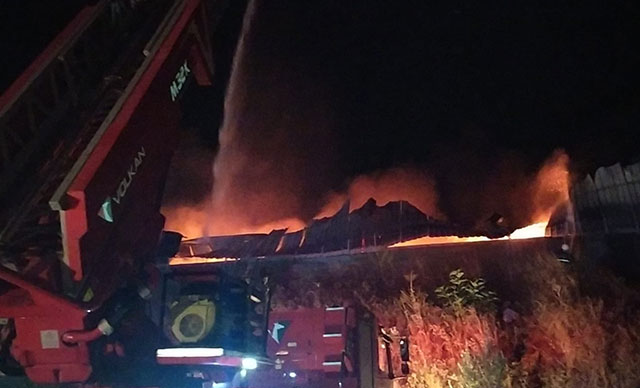 Plastik fabrikasında yangın