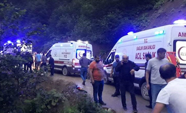 Minibüs şarampole devrildi: 1 ölü, 10 yaralı