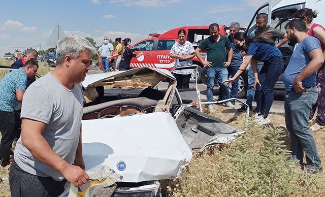 İki otomobil kafa kafaya çarpıştı: 2 ölü, 4 yaralı