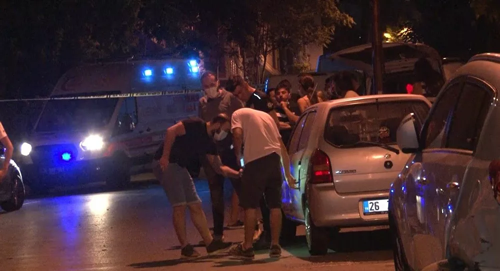 Alkollü sürücü, park halindeki 5 otomobile çarptı