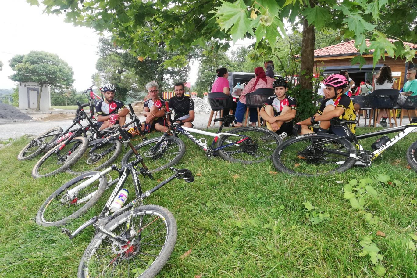 Parkur işaretlerini plastik çöp zannederek toplayınca bisikletçiler kayboldu