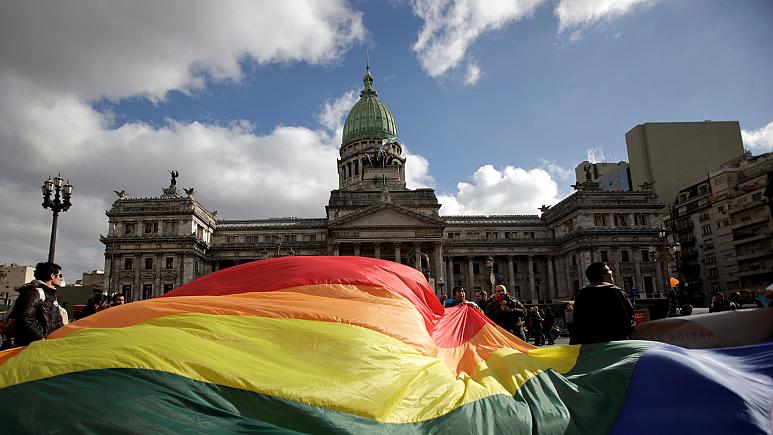 Arjantin, kimlik kartlarındaki kadın-erkek sınırlamasını kaldırıyor