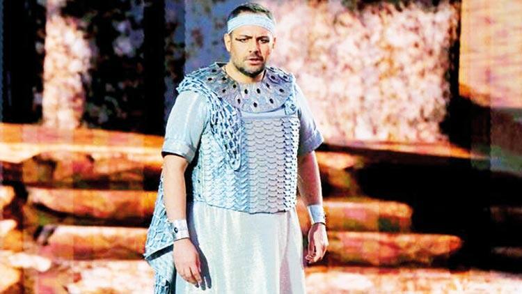 100 kişilik orkestra greve gidince aryalarını sahne tek başına söyledi