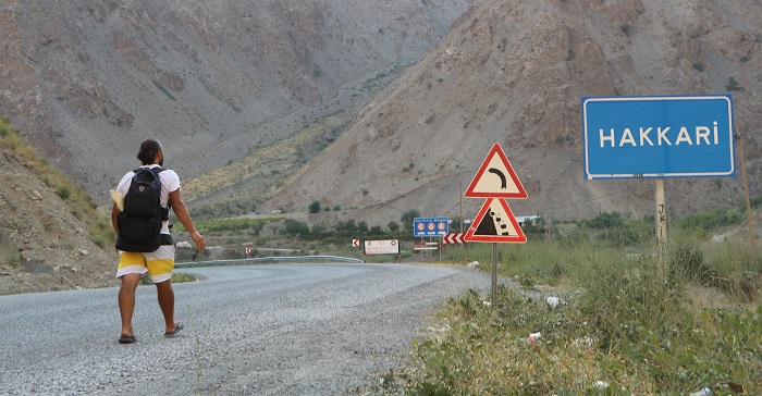 Kitap yazmak için yola çıktı, 210 günde yürüyerek 76 şehir gezdi