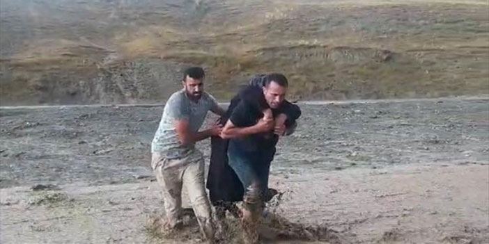 Sel nedeniyle kapanan Van-Hakkari kara yolu yeniden ulaşıma açıldı