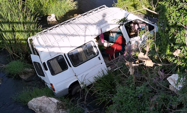 Minibüs dereye uçtu: 6 yaralı