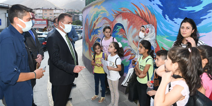 Vali Akbıyık kitap dağıtmaya devam ediyor