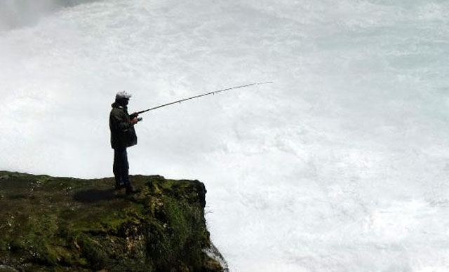 Şelale altında tehlikeli balık avı