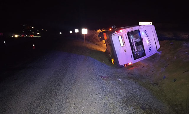 Düğüne gidenlerin bulunduğu minibüs şarampole devrildi: 12 yaralı