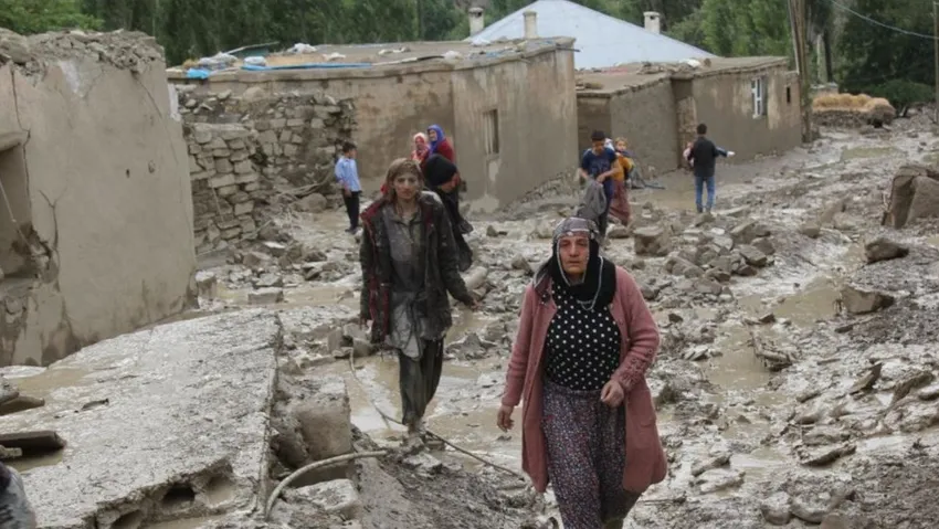 Başkale’de sel: 6 ev yıkıldı, 30 evde hasar var