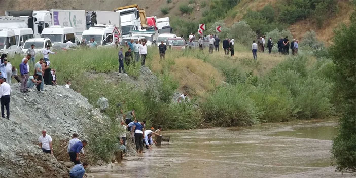 Düğün konvoyundakiler Zap'ta balık yakaladı
