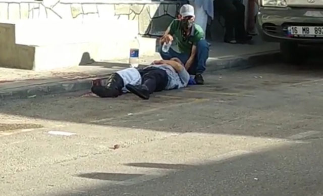 Kendisine büyü yaptığını düşündüğü arkadaşını tüfekle öldürdü