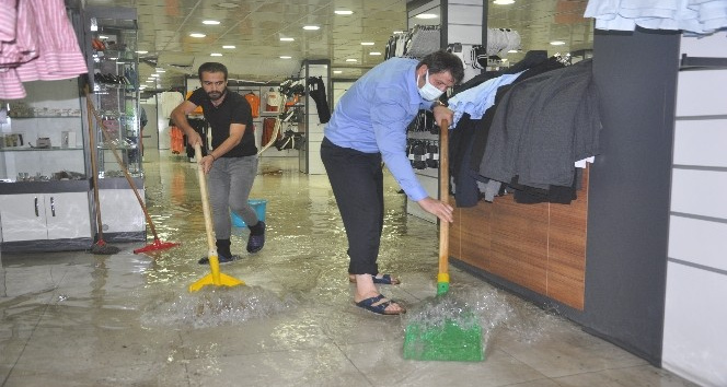 Yüksekova'da iş yerleri sular altında kaldı