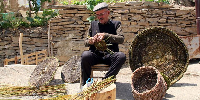 Geçimini 14 yıldır sepet örerek sağlıyor