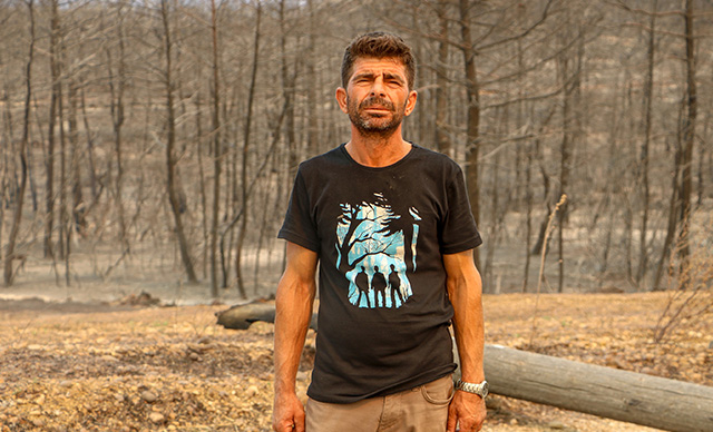 6 Kişilik aile havuza girerek yangından kurtuldu