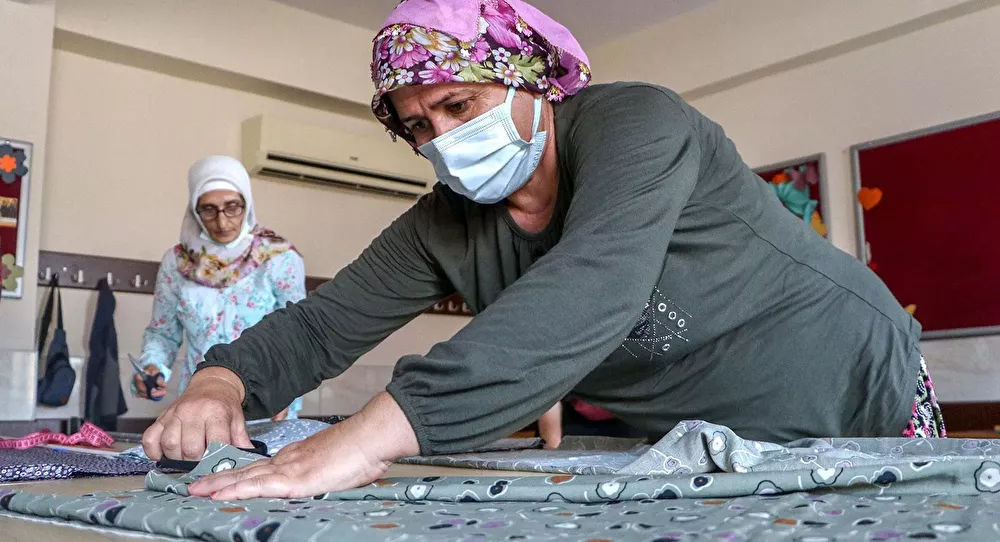 Gönüllü kadınlar, yangın bölgesi için şalvar dikiyor